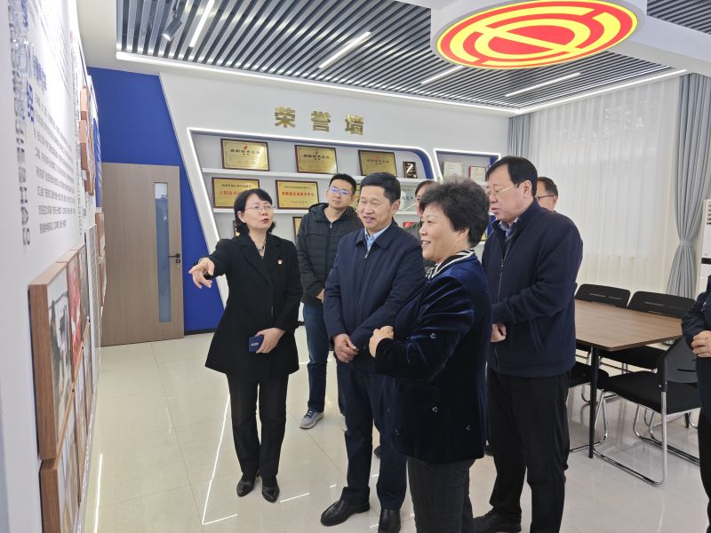 www.爱逼AV.com2025年05月09日上午 安阳市人大常委会副主任、市总工会党组书记、主席夏军一行莅临华阳电磁铁参观调研；对公司2023年全国五一劳动奖章获得者汪利娜慰问，并听取劳模工作室相关情况汇报